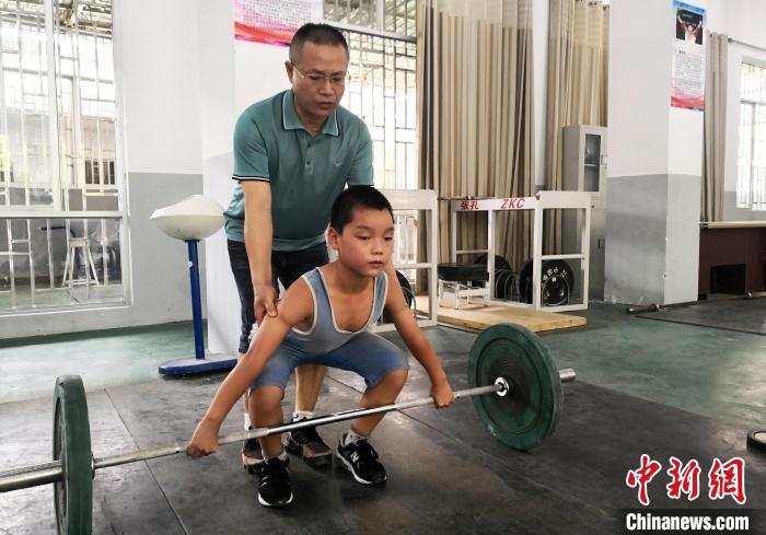  图为肖双贵在指导学生训练。　赵琳露 摄