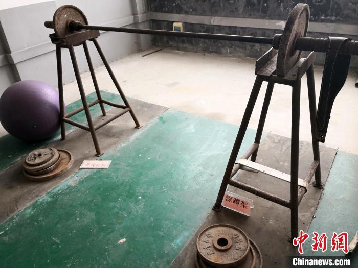  图为锈迹斑斑的老式杠铃。　赵琳露 摄