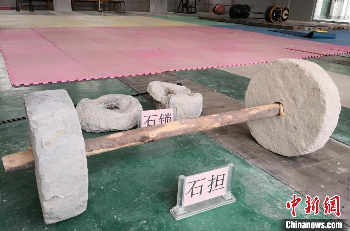  图为五通中心小学举重楼内还保留着传统的石担、石锁。　赵琳露 摄