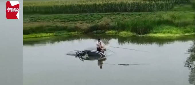 车子失控冲进水塘，男子爬车顶淡定钓鱼：本来就准备去钓鱼，正好插图2