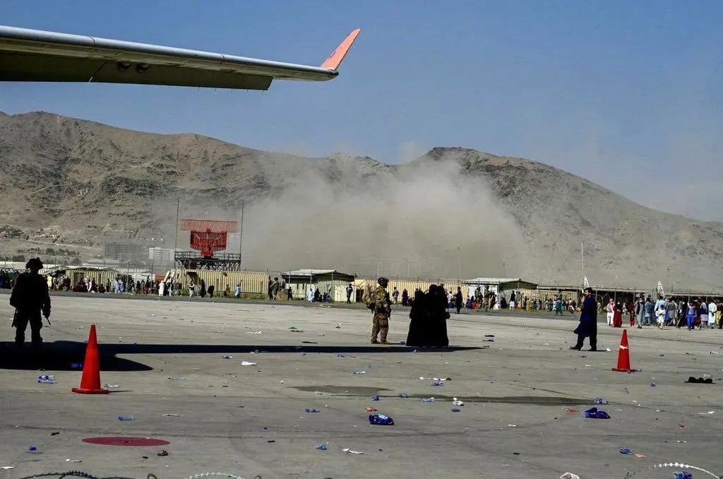 喀布尔机场的爆炸造成72人死亡，155人受伤，其中包括几十名美国武士。插图