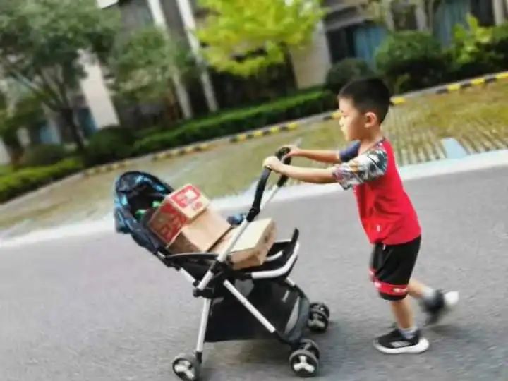 杭州5岁男孩小区送快递半月挣50块走红，妈妈：我这么做是有原因的插图