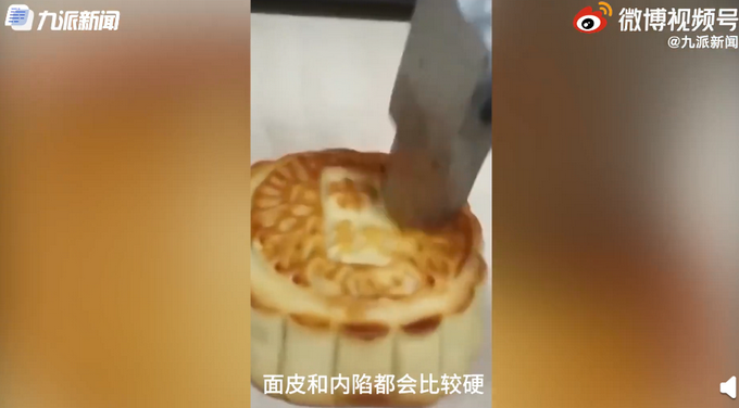 中国矿业大学给学生发“硬核”月饼，用铁锤都敲不开!学生：好吃!插图2