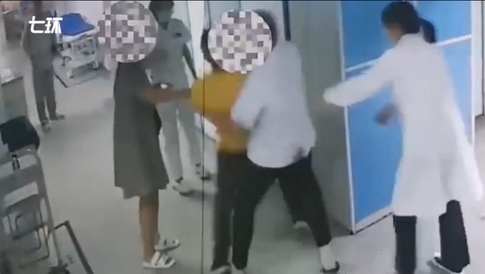 男子医院内尾随女子进电梯偷拍裙底，被拘留!插图2