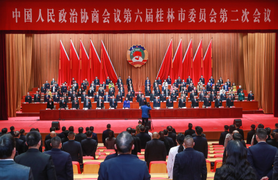 ▲1月12日下午，桂林市政协六届二次会议胜利闭幕。 记者何平江 摄