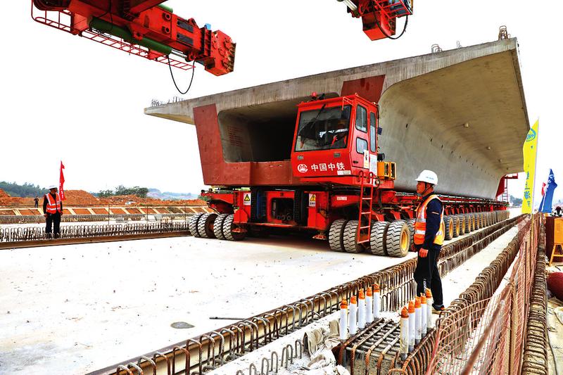 运梁车将简支箱梁运至架梁地点。  (莫小斌  摄)