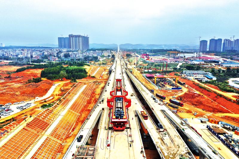 南宁北站多线桥架梁全貌。  (邢星 摄)