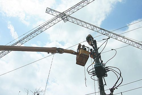 塔吊刮断高压线 叠彩路停电近7小时
