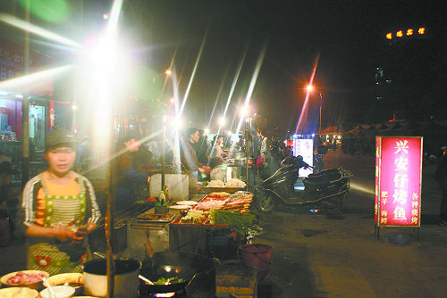 夜宵摊如厕问题老大难 食客无奈随地方便