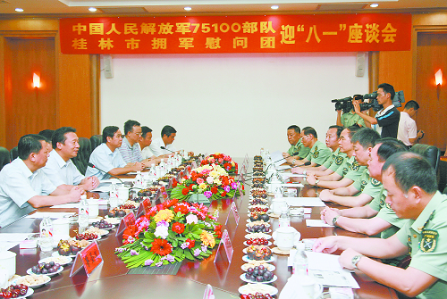专程赴柳州慰问中国人民解放军75100部队官兵,向广大官兵致以节日的