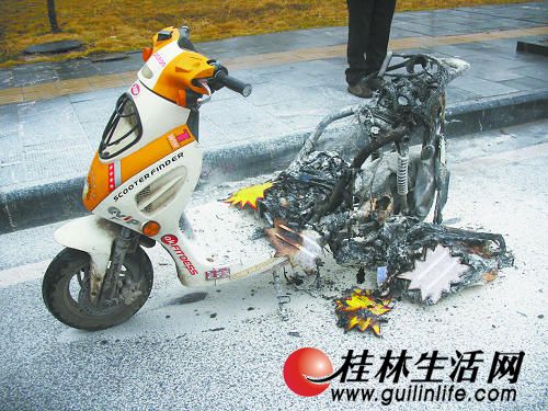 行驶中助力车自燃吓哭女车主 过路人帮灭火