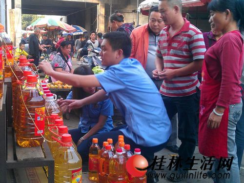 桂林工商执法队员查扣100余桶问题食用油