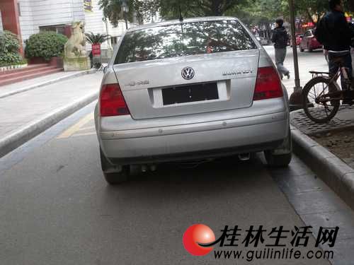 私家车违章停放还套牌 交警撬走车牌警示