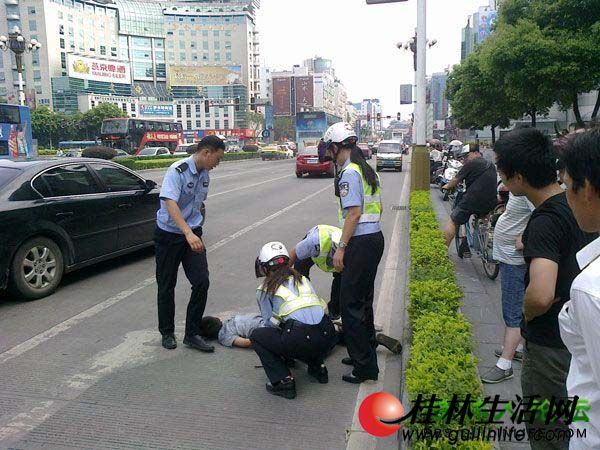 女交警与两同事挺身擒贼 网友赞女警勇猛(图)