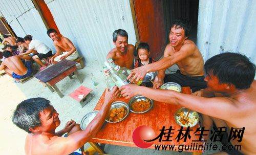 钢筋工一天喝水四十斤