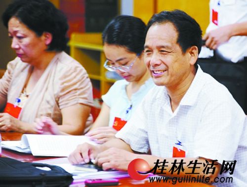 王远文代表(右)在分团审议两委工作报告中积