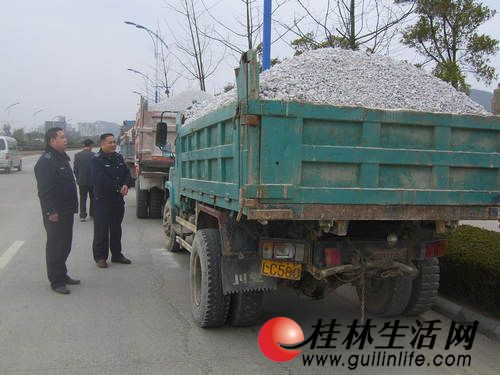 桂林多部门联合整治桂磨路货车超高超重拉石渣