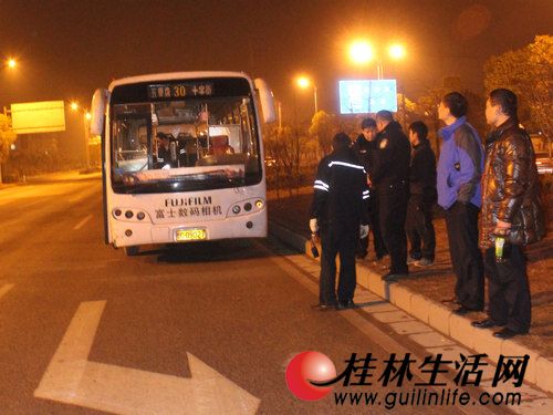 桂林三男子走路中间挡道 公交司机鸣喇叭遭殴