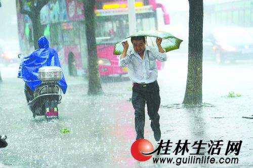 昨天下午,一场倾盆大雨突然而至,即使打把伞,也会被雨淋湿.