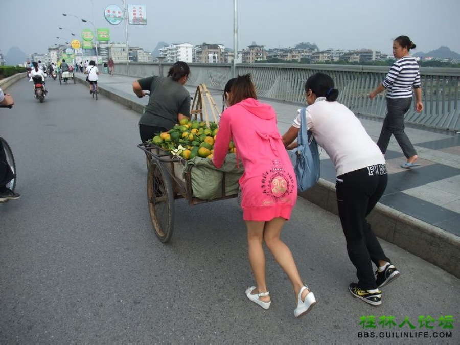感动之余,他用手机拍下了这助人为乐的一幕.原帖http://bbs.