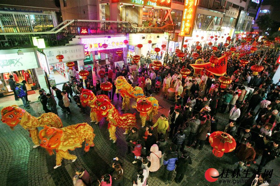 2月17日中国传统元宵佳节,当晚在秀峰区正阳步行街热闹非凡,市民不仅