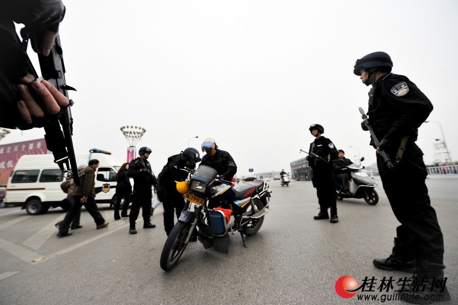 高清组图:元旦桂林特警武装巡逻守护群众平安