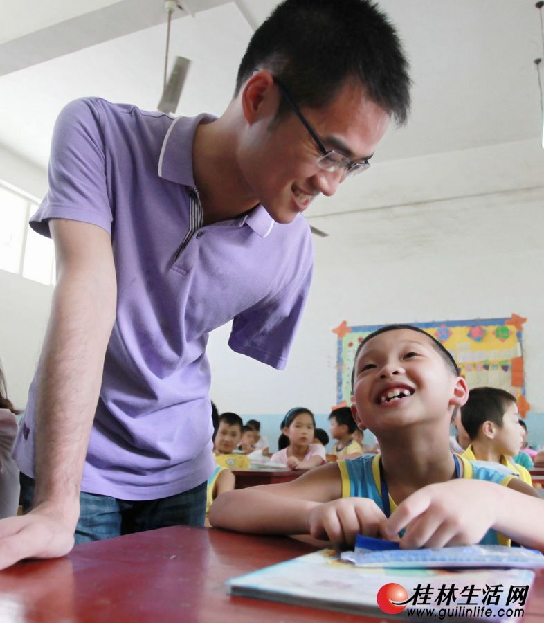 高清组图:独臂支教老师给学生上最后一堂课