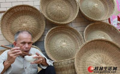 高清组图:盲编农具四十多年的传奇农民 - 桂林