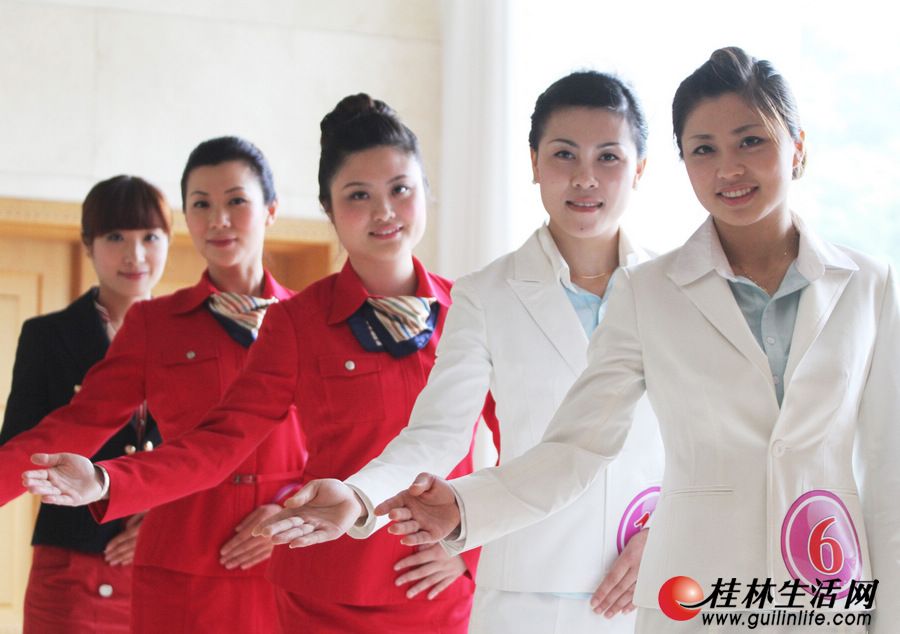 几位景区导游在练习接待礼仪及微笑服务.记者 李凯