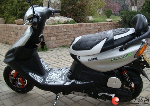 黑白配60v雅马哈福喜电动摩托车