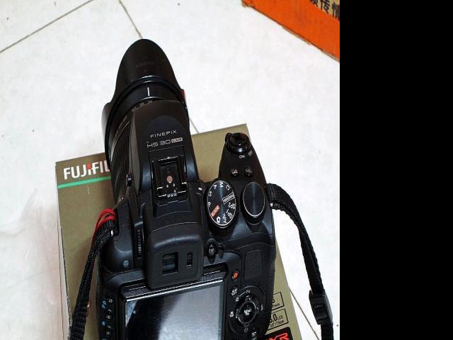 转让95新富士hs30exr,1600万像素,30倍光学变焦!1080p全高清摄像!