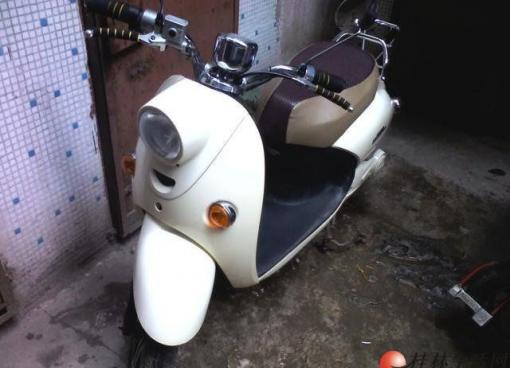 白色的富士达小龟电动车转让