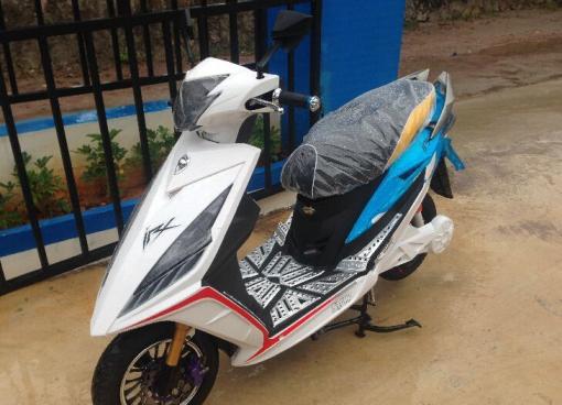 60伏5个大电池的大型才买4天碟刹款白色战速出售就是有5个大电池