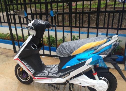 60伏5个大电池的大型才买4天碟刹款白色战速出售就是有5个大电池