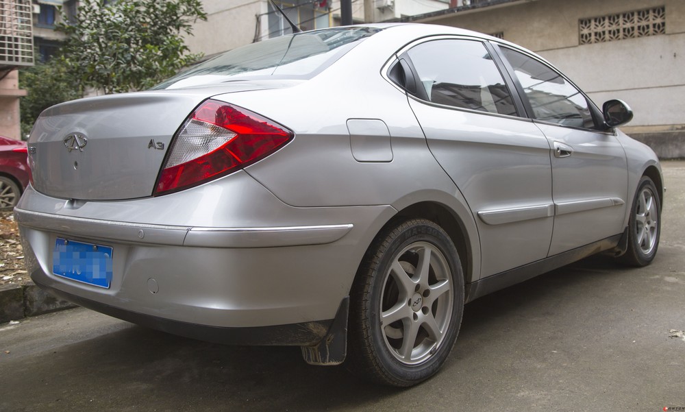 车况良好2011年购入奇瑞a3银色小轿车