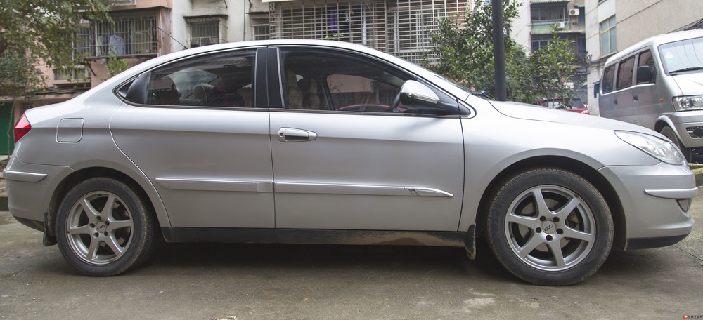 车况良好2011年购入奇瑞a3银色小轿车