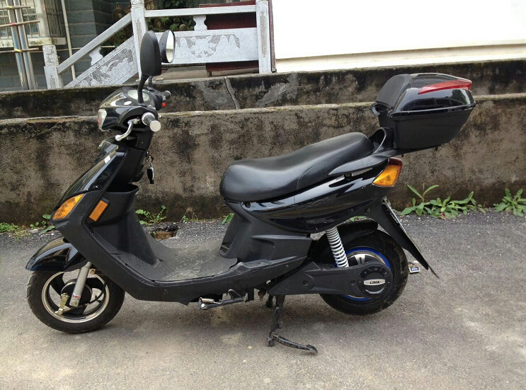 刚买半年的立马巧格款电动车好便宜卖咯桂c正式牌照新车三千多