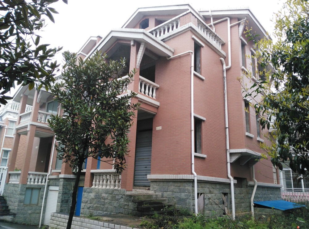 桂林八里街开发区14a092纬四路黄金村有一套连体别墅出售