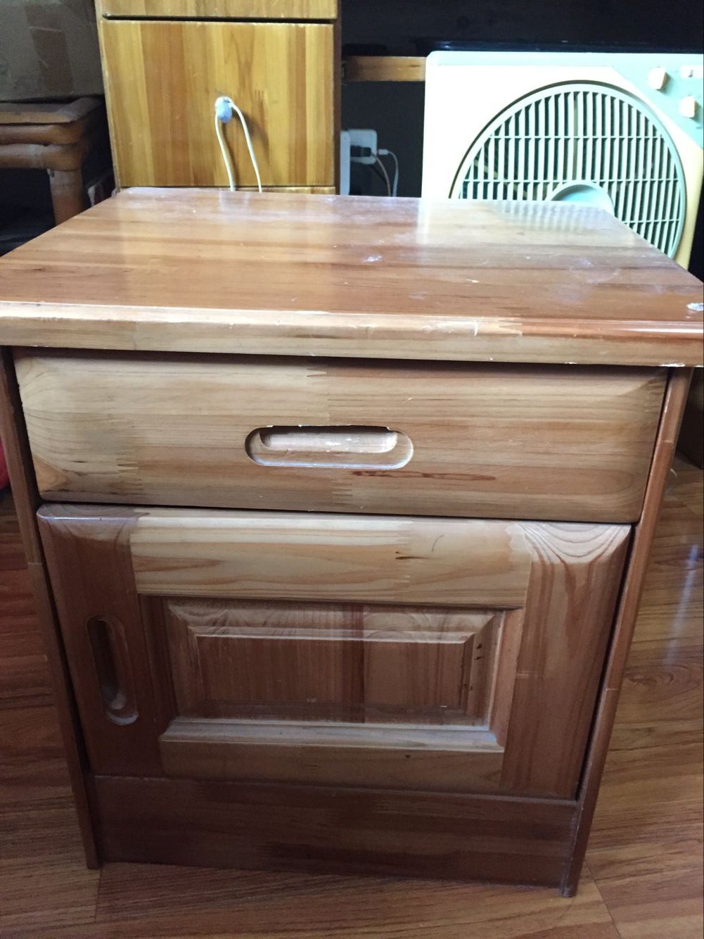 转让8成新实木床头柜子一个杉木柜