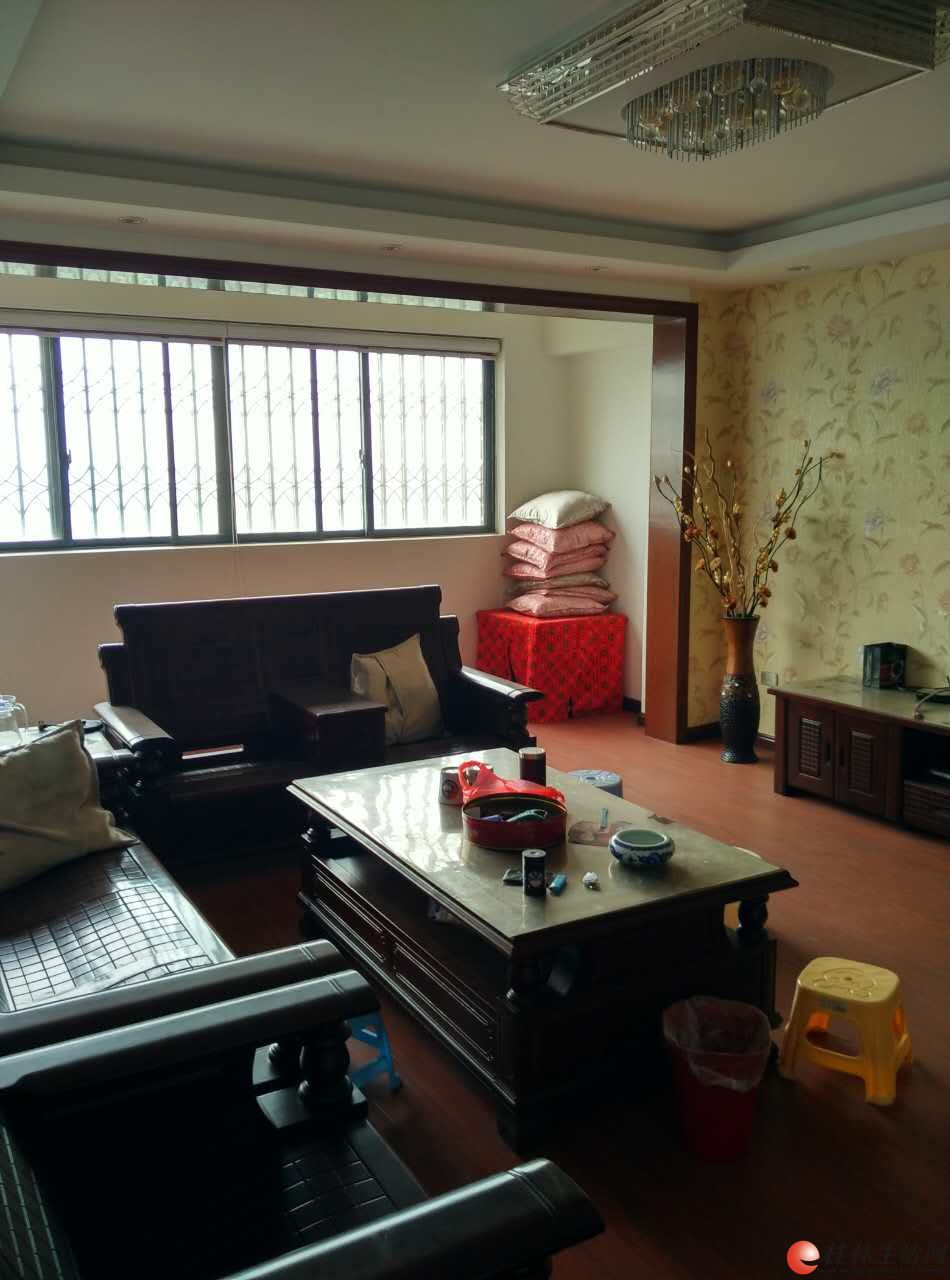 桂林市翠竹路路通公司.7栋8楼电梯房.130平方.3房厅.精装修.