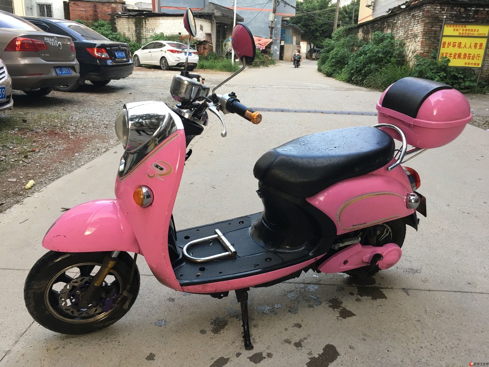 毕业季,粉色电动车便宜卖了,外观好,轻巧舒适,起步平缓,欢迎免费试车