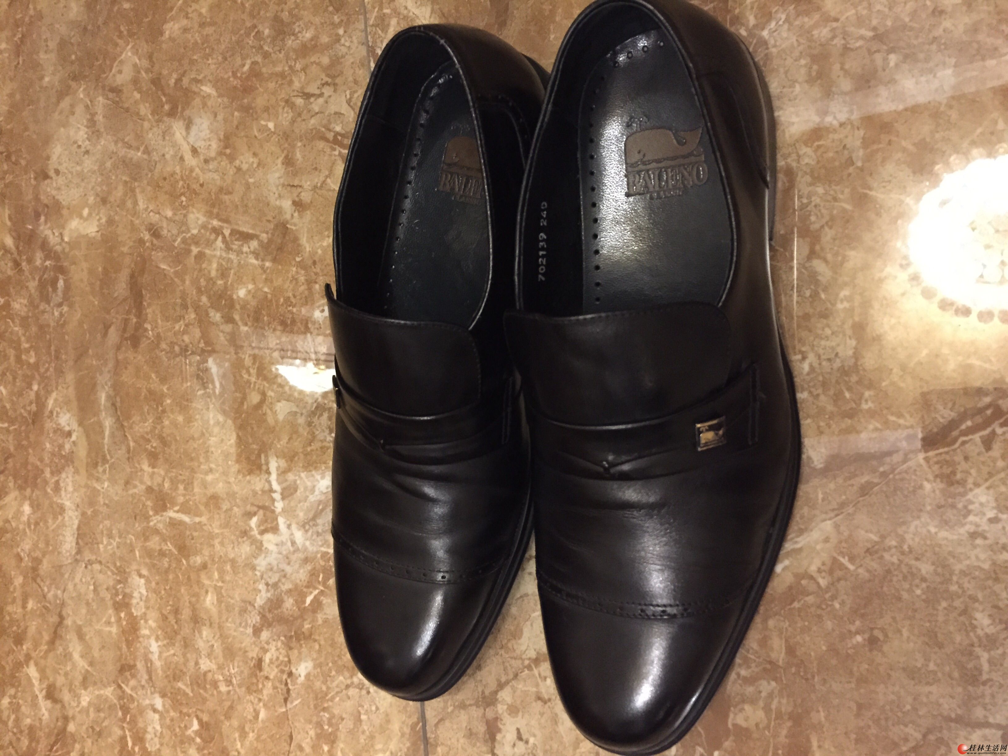 保养的很好!皮质柔软细腻就穿过几次!牛皮鞋!皮质细腻!大品牌