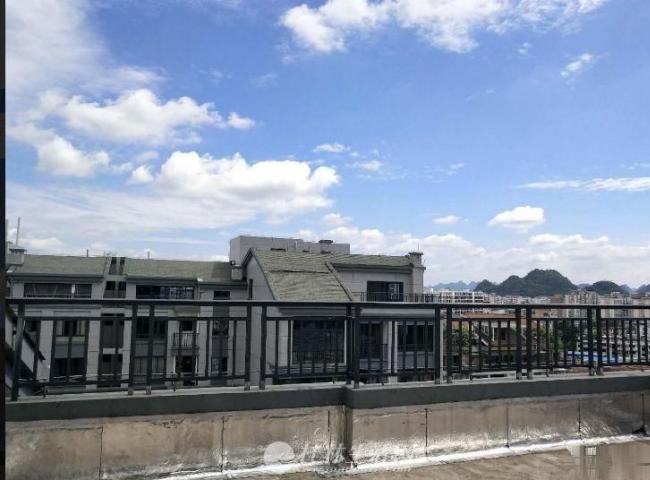 桂林七星区三里店 冠泰城国 顶楼复式 带露台 南北通透随时