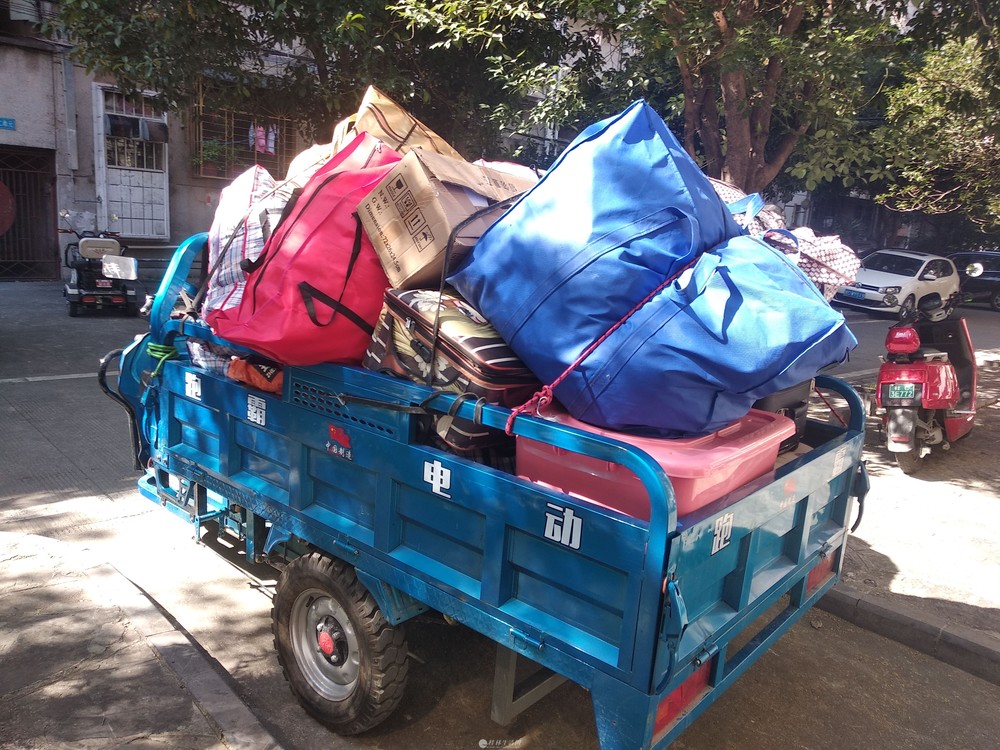 大中小三轮车搬家,拉货.