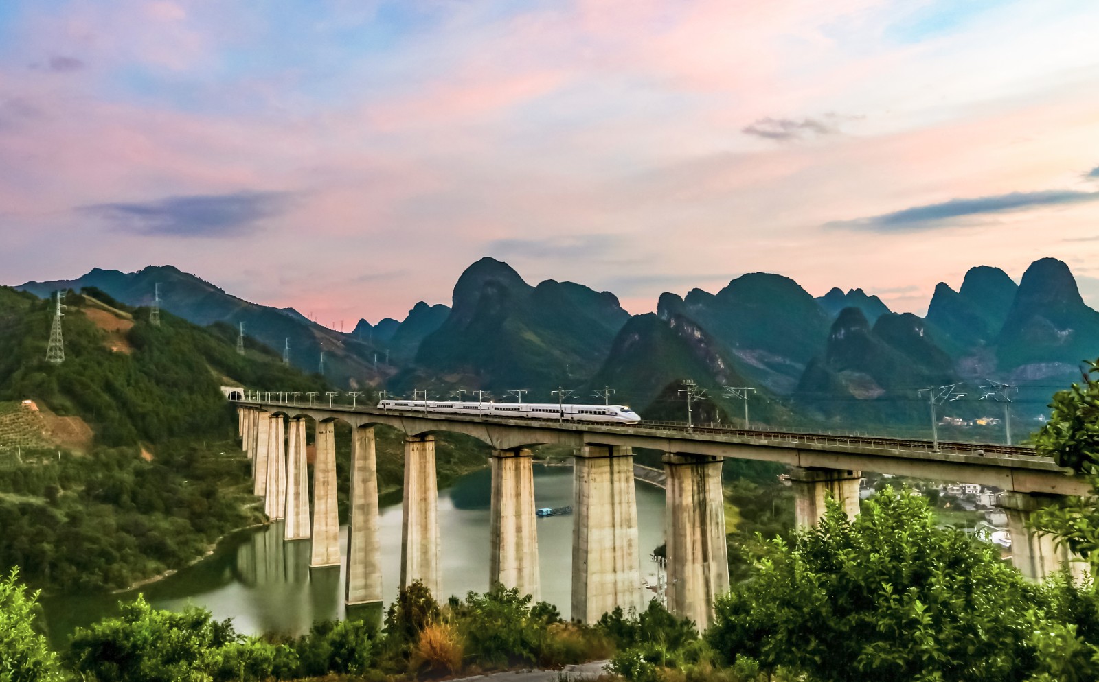 的贵广高铁是一条可以尽览南中国山水风光和民族风情的"最美风景线"