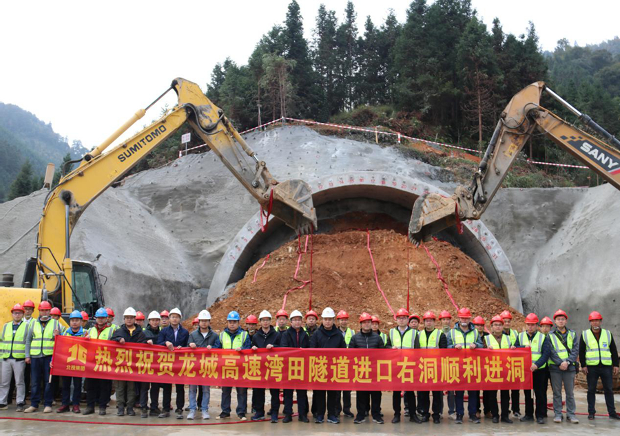 龙城高速开局全速"犇"跑—龙城欲北隔千障,路桥越险勇向前 桂林