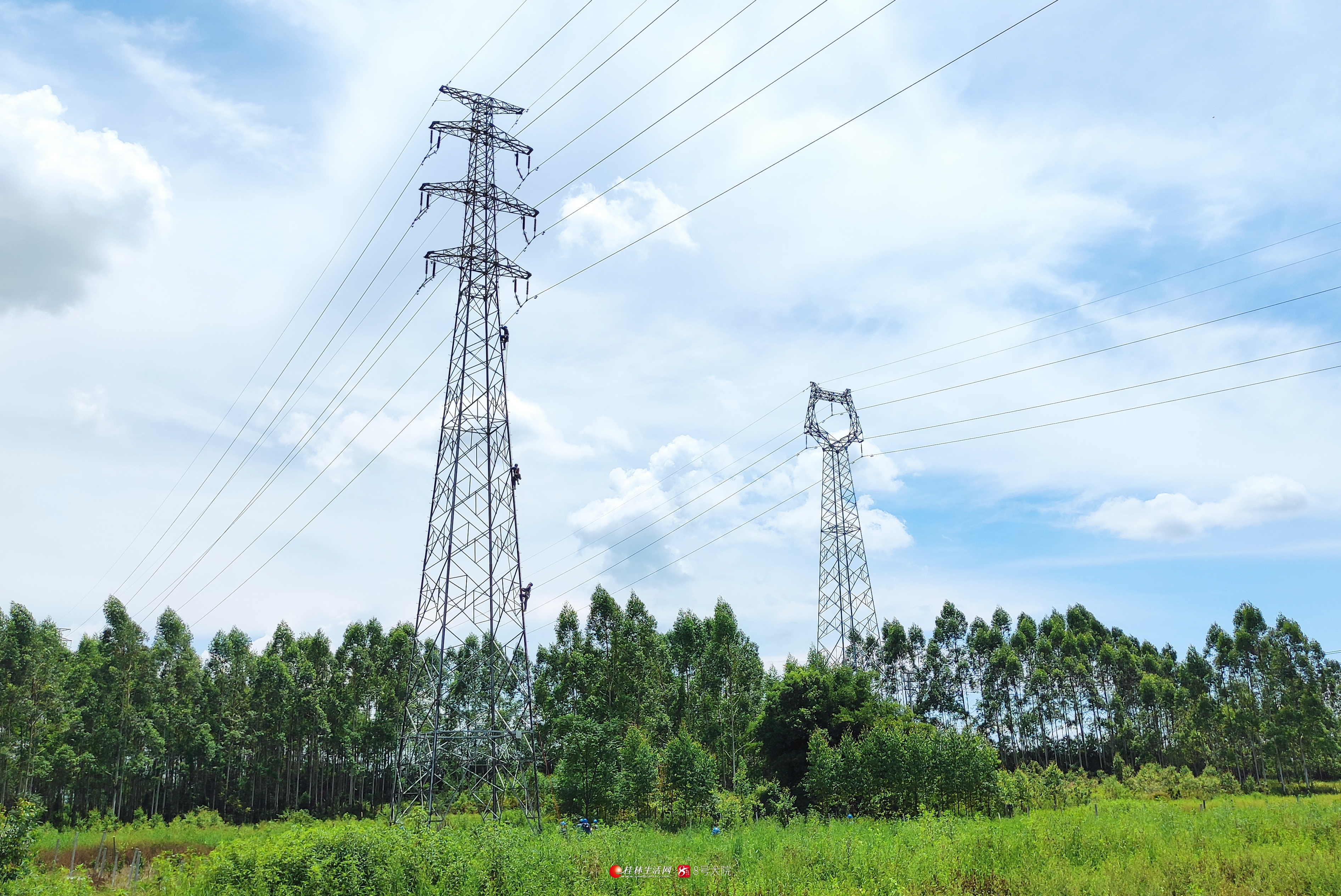 南方電網廣西桂林供電局輸電帶電作業人員正在110千伏飛嘉線03號鐵塔