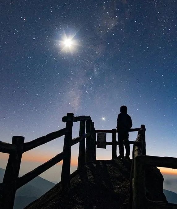 天空如此熱鬧明月如好友一般親近地陪伴在左右即便是一個人的中秋也