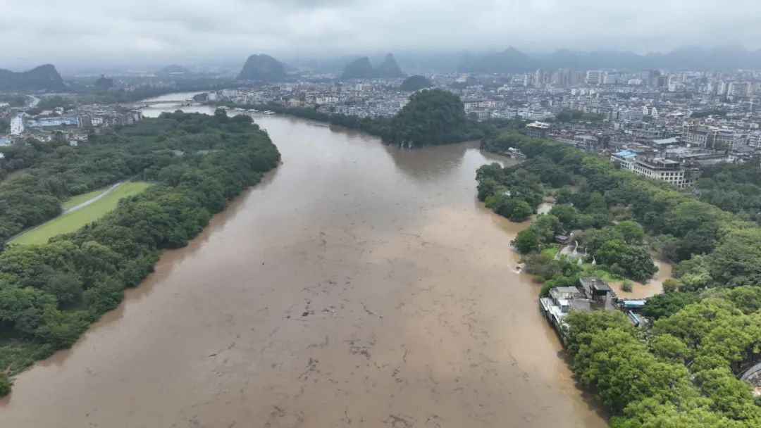 桂林多地发生洪水围困情况,消防,民警紧急救援→