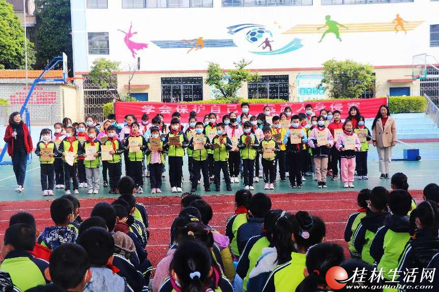 桂林市平山小学举行校园作文刊物发放仪式